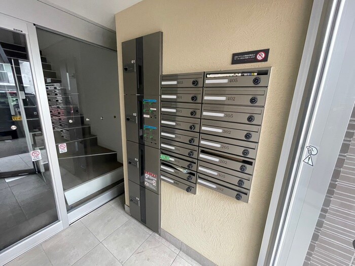 物件外観写真2　(エントランス部分)