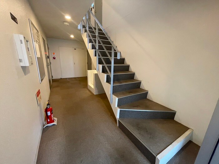 物件外観写真6　(エントランス部分)