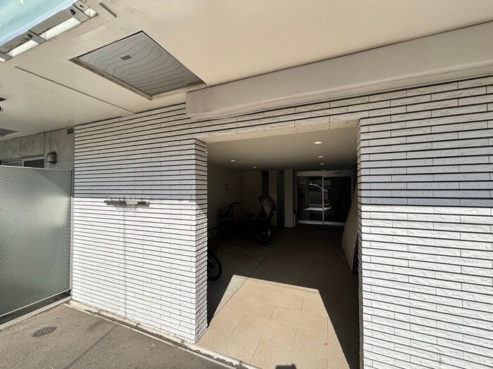 物件外観写真3　(エントランス部分)