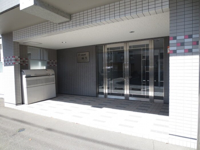 物件外観写真2　(エントランス部分)