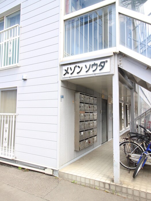 物件外観写真2　(エントランス部分)