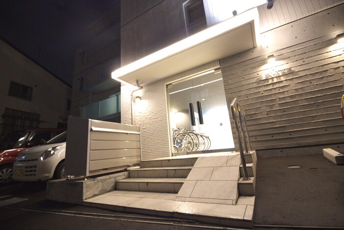 物件外観写真2　(エントランス部分)