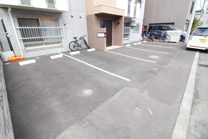 物件外観写真3　(駐車場)