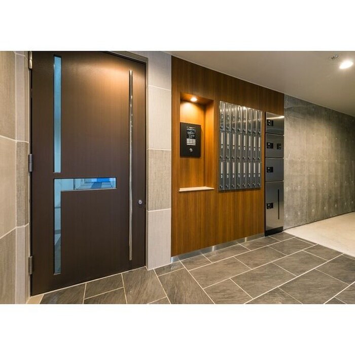 物件外観写真3　(エントランス部分)