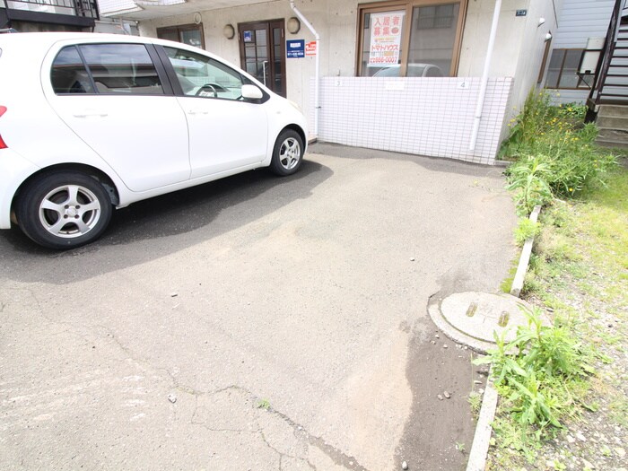物件外観写真4　(駐車場)