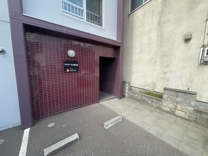 物件外観写真3　(エントランス部分)