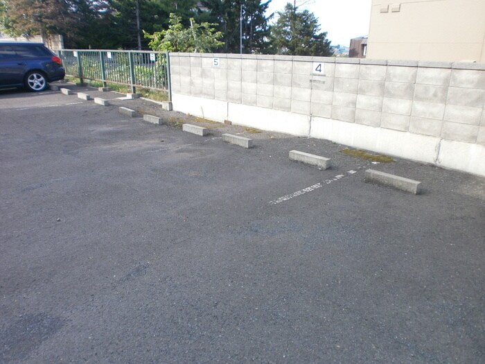 物件外観写真4　(駐車場)