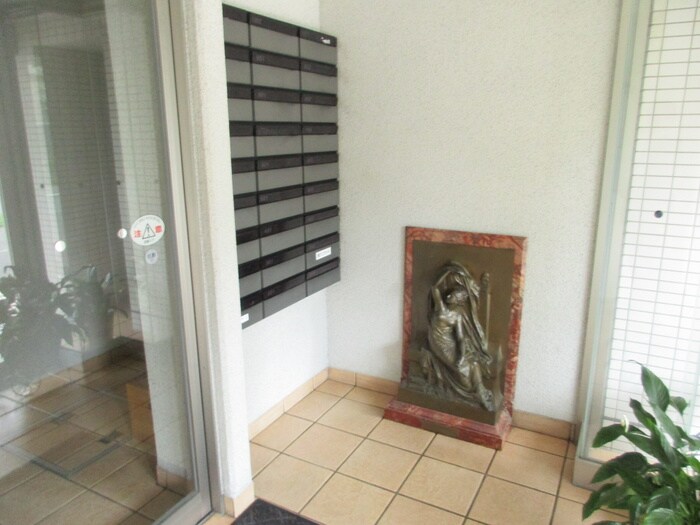 物件外観写真4　(エントランス部分)