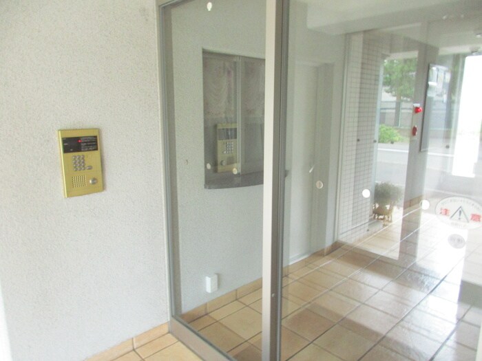 物件外観写真5　(エントランス部分)