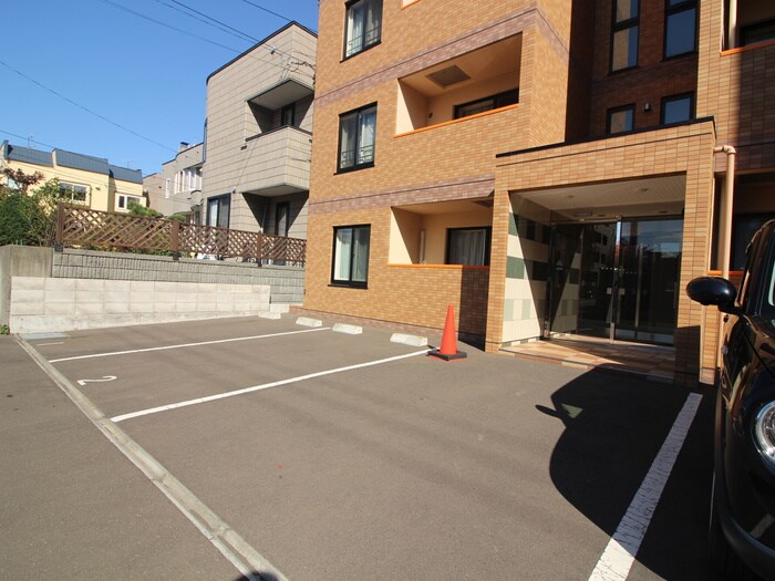 物件外観写真4　(駐車場)