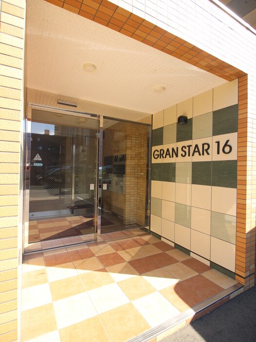 物件外観写真6　(エントランス部分)