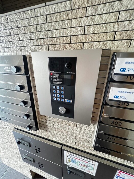 物件外観写真3　(エントランス部分)