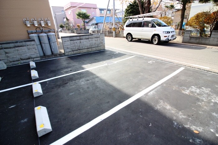 物件外観写真6　(駐車場)