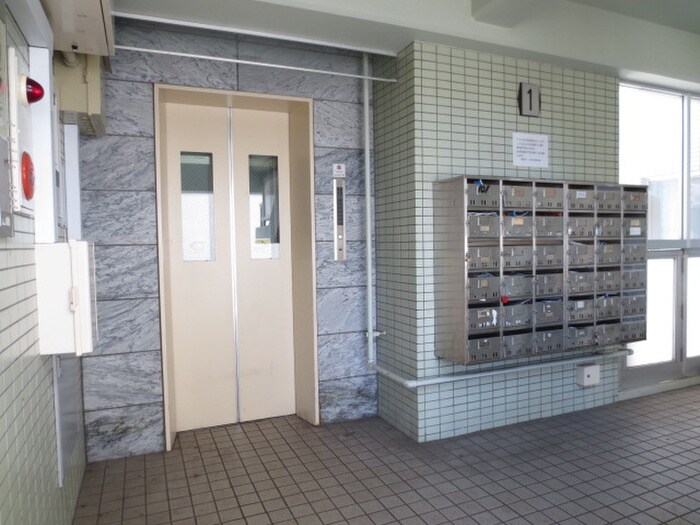 物件外観写真3　(エントランス部分)