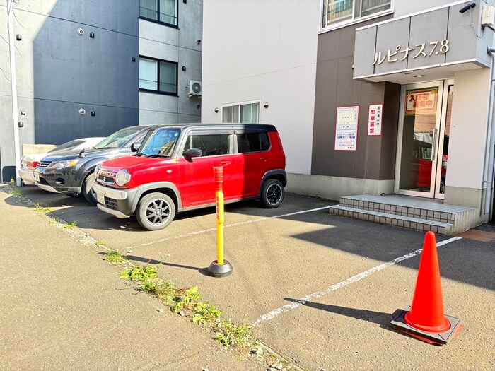 物件外観写真3　(駐車場)