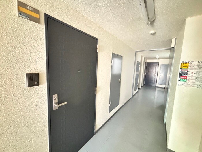 物件外観写真4　(エントランス部分)