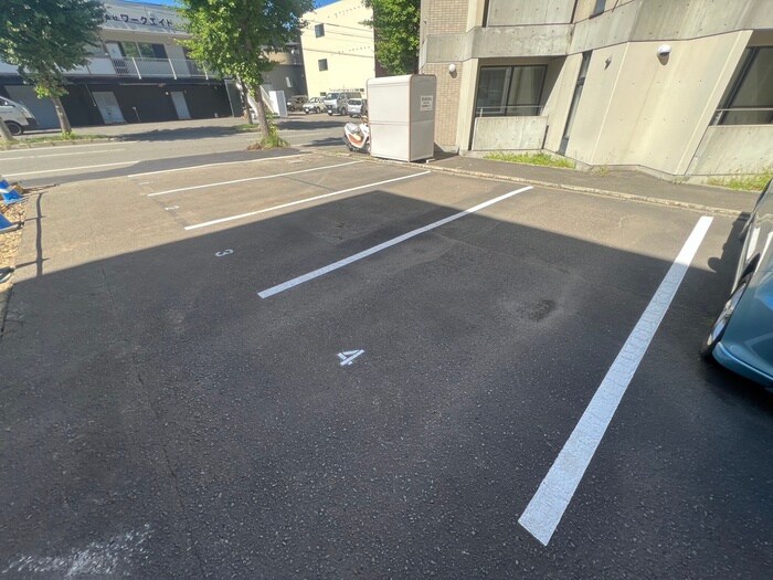 物件外観写真3　(駐車場)