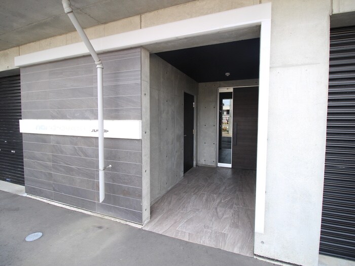 物件外観写真2　(エントランス部分)