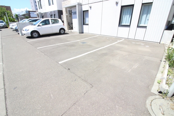 物件外観写真6　(駐車場)