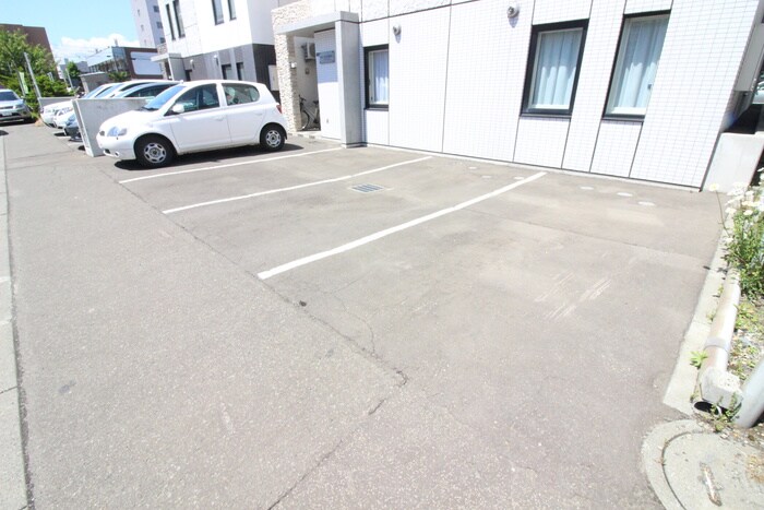 物件外観写真6　(駐車場)
