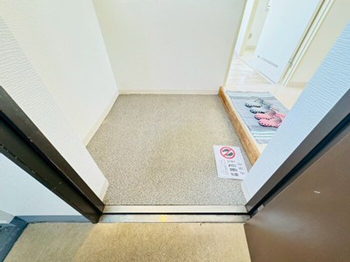 物件内観写真14　(玄関)