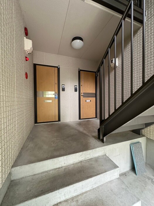 物件外観写真3　(エントランス部分)