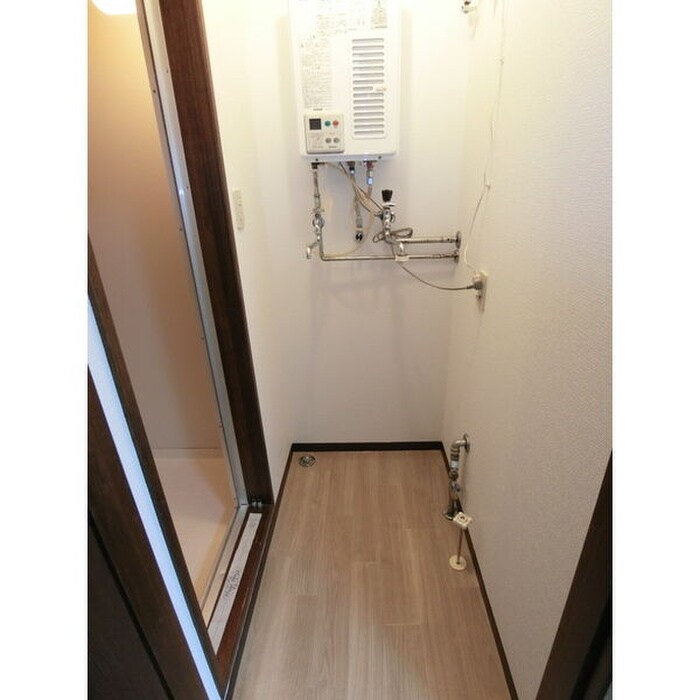 物件内観写真6　(洗濯機置場)