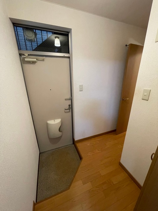 物件内観写真16　(玄関)