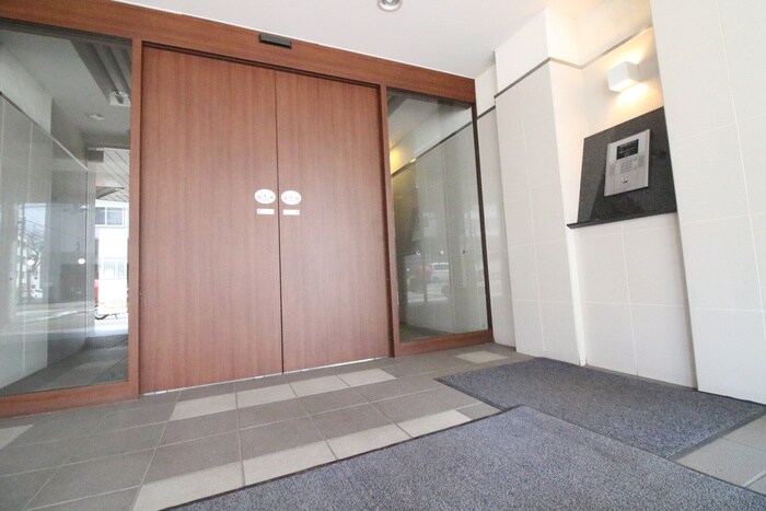 物件外観写真4　(エントランス部分)