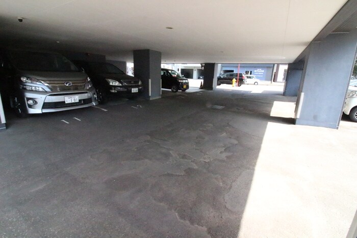 物件外観写真5　(駐車場)