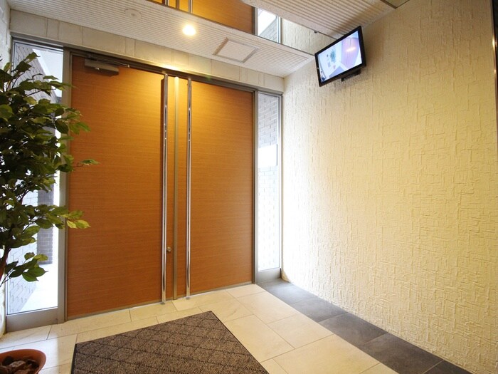 物件外観写真3　(エントランス部分)