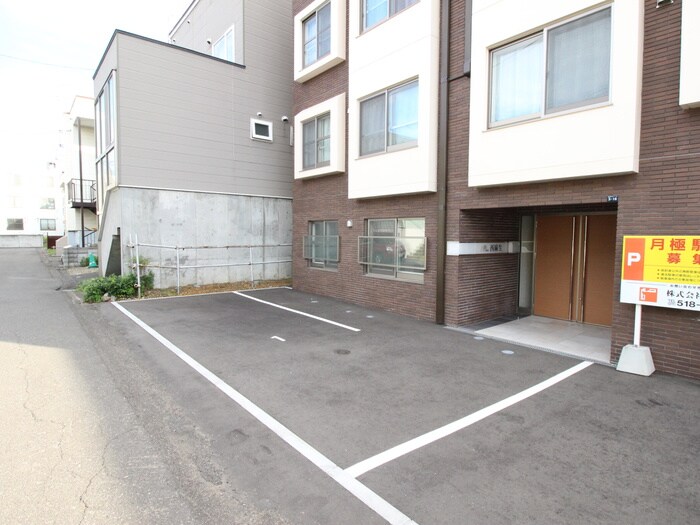 物件外観写真5　(駐車場)