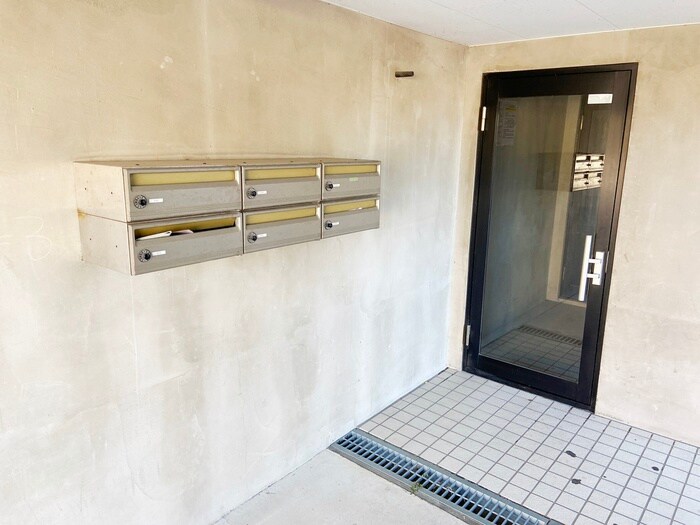 物件外観写真4　(エントランス部分)