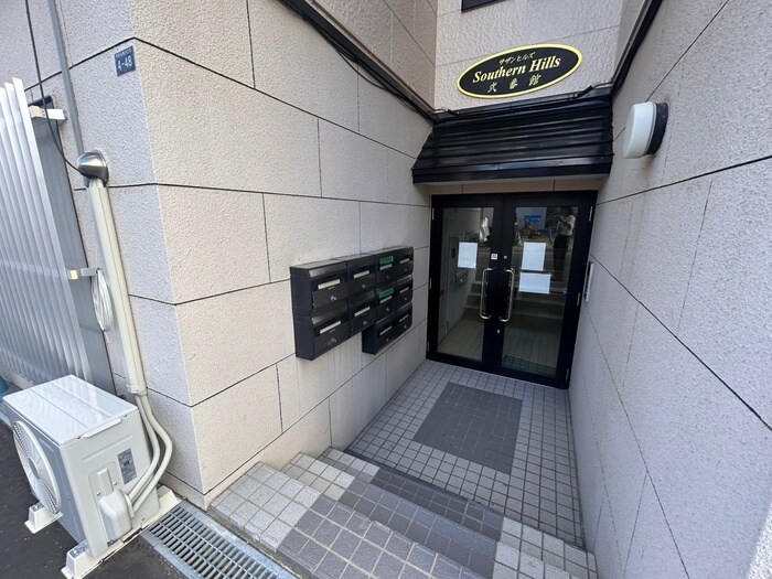 物件外観写真3　(エントランス部分)