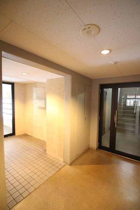 物件外観写真6　(エントランス部分)