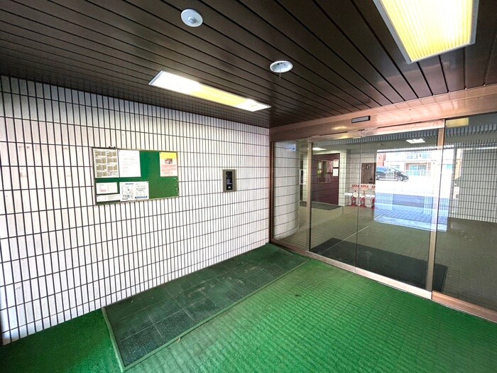 物件外観写真5　(エントランス部分)