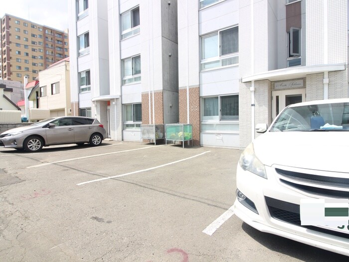 物件外観写真5　(駐車場)