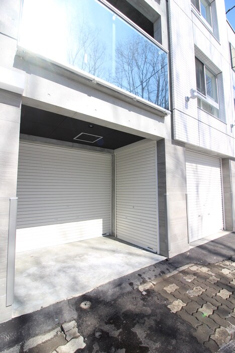 物件外観写真3　(駐車場)