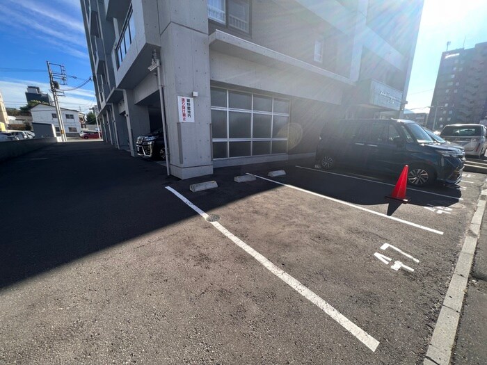 物件外観写真6　(駐車場)