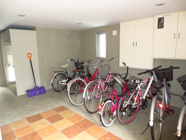 物件外観写真3　(駐輪場)