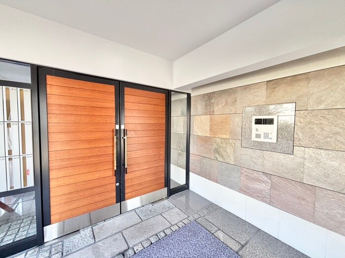 物件外観写真2　(エントランス部分)