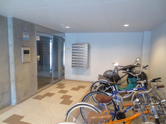 物件外観写真2　(エントランス部分)