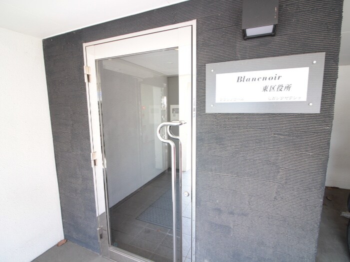 物件外観写真6　(エントランス部分)