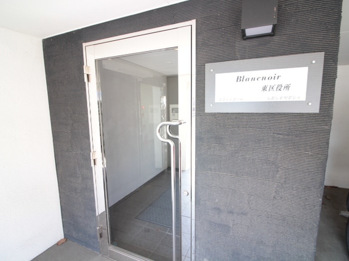 物件外観写真6　(エントランス部分)