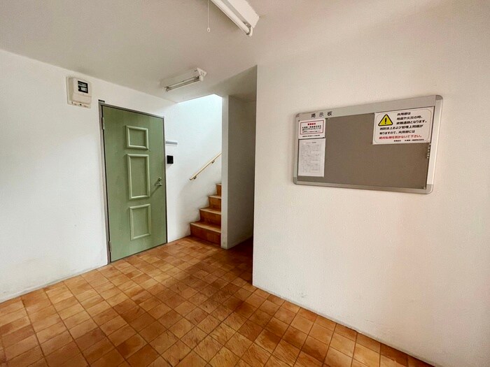 物件外観写真3　(エントランス部分)