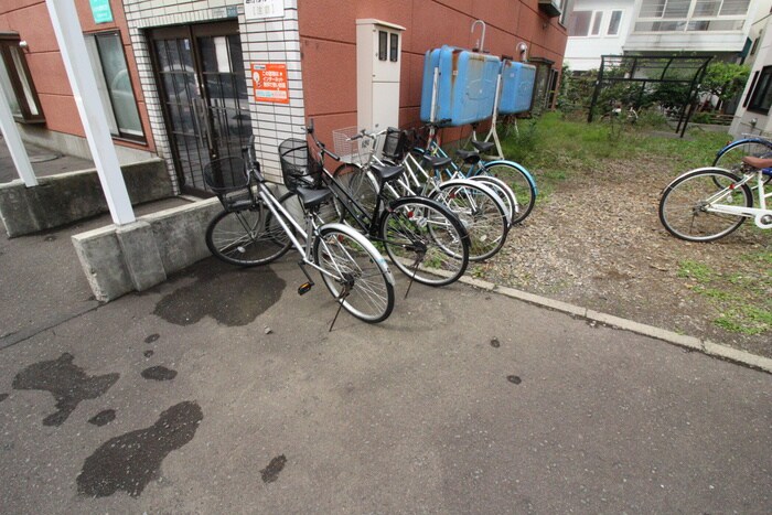 物件外観写真2　(駐輪場)