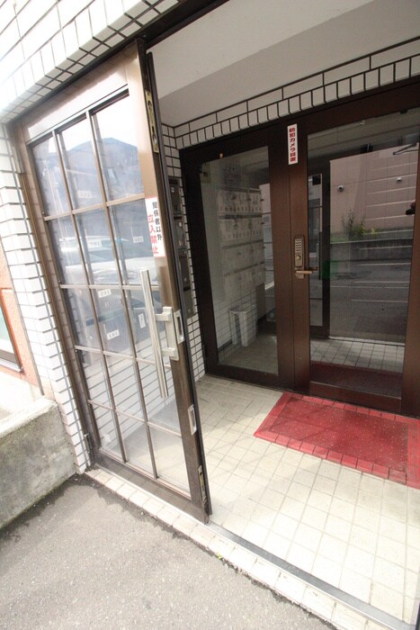 物件外観写真6　(エントランス部分)