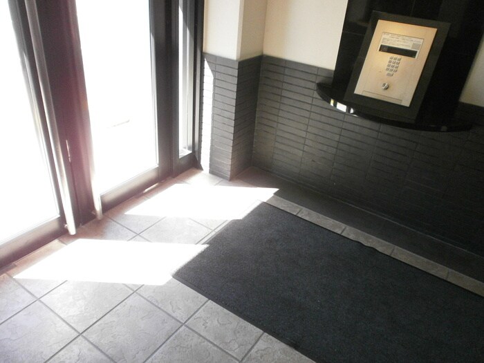 物件外観写真5　(エントランス部分)