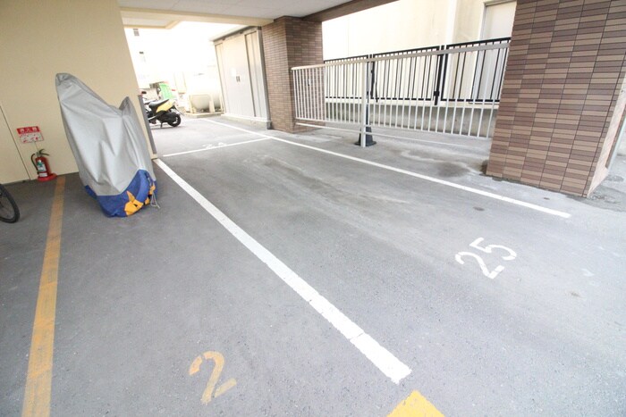 物件外観写真5　(駐車場)