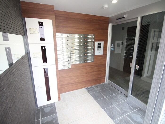 物件外観写真4　(エントランス部分)